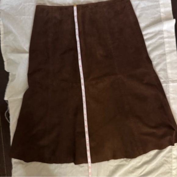 Luxury suede skirt from VS² by Vakko, genuine goat suede, rich chocolate brown. - Picture 5 of 6